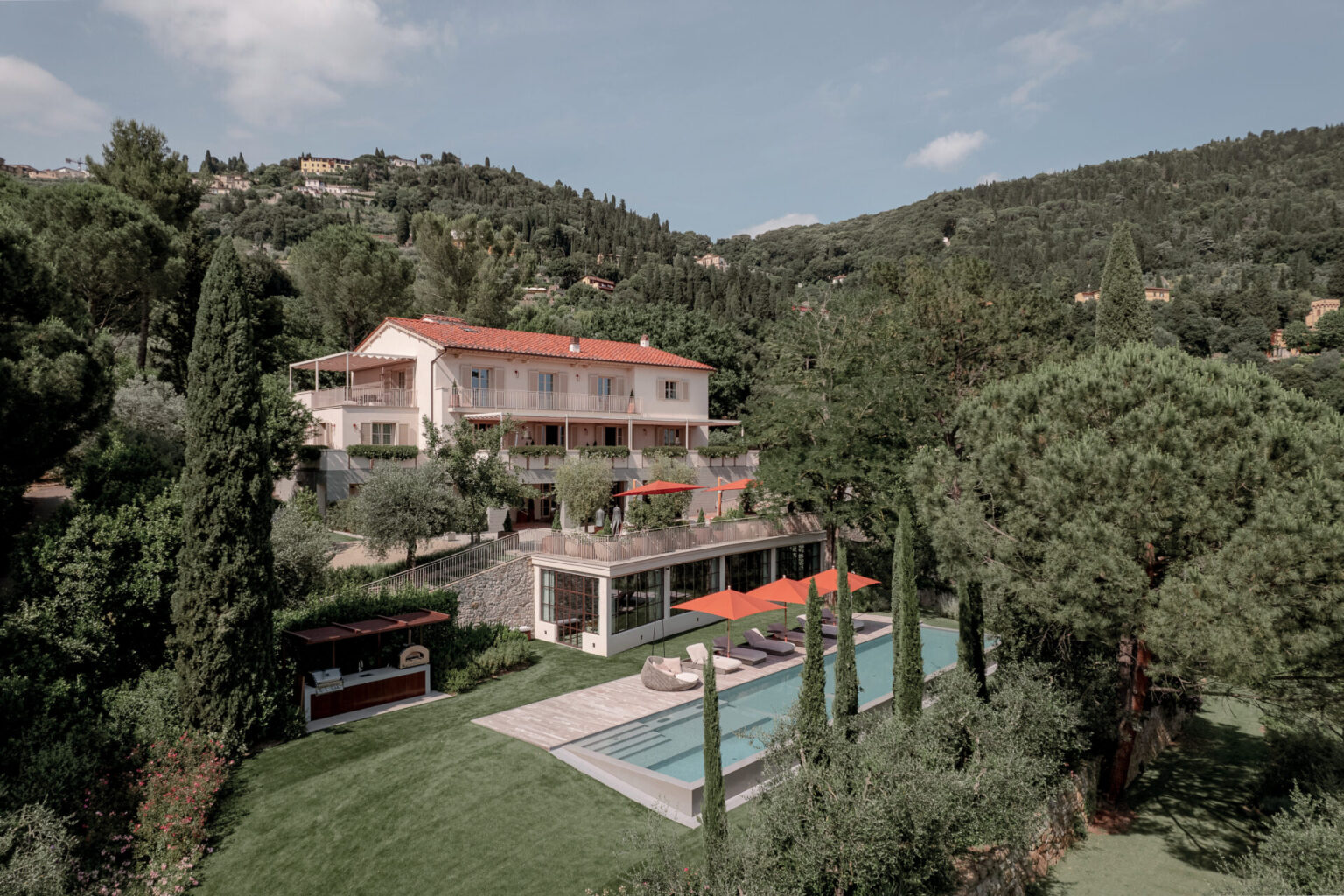 Vivere all'aperto: 3 progetti di giardini ben organizzati e perfetti per il benessere