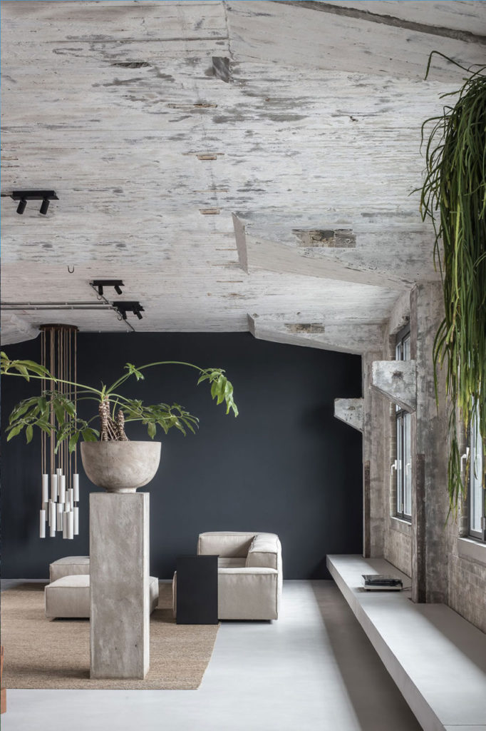 Il cemento è il vero protagonista con pilastri e travi a vista moderne nel loft progettato da Niels Maier