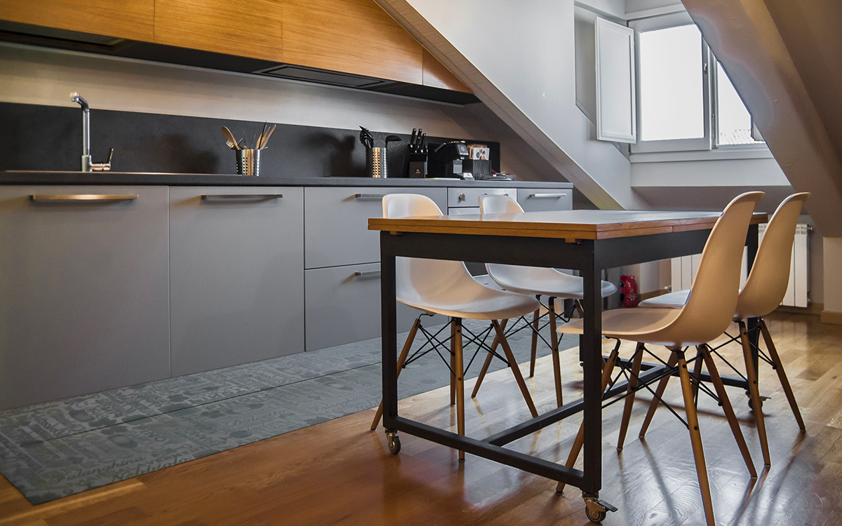 Cucine in mansarda: tre proposte per adattare l'angolo cottura all'inclinazione del tetto
