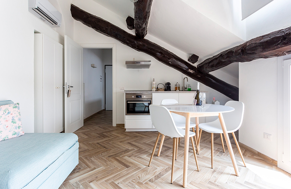 Cucine in mansarda: tre proposte per adattare l'angolo cottura all'inclinazione del tetto