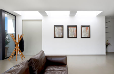 Finestre sul tetto: tre idee per illuminare il living con la luce zenitale