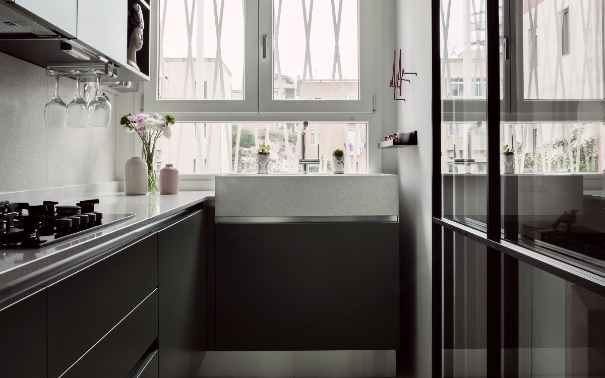 Giochi di trasparenze: tre idee per separare la cucina dal living con le pareti vetrate