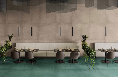 La gamma Plate di Ceramiche Keope in un ristorante: alle pareti la finitura Tin, per i pavimenti la finitura Oxyde, entrambe nel formato 120x120.