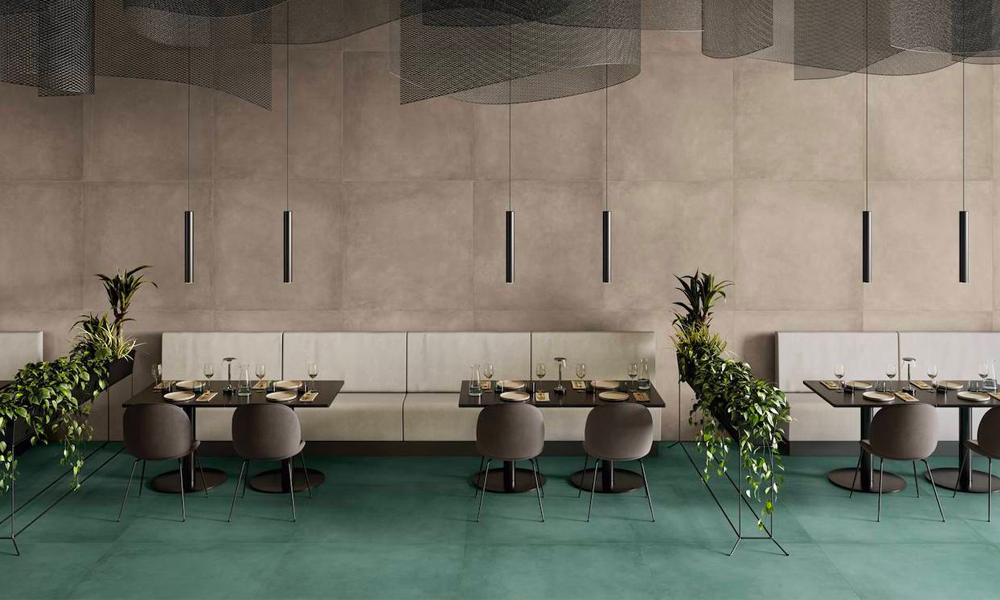 La gamma Plate di Ceramiche Keope in un ristorante: alle pareti la finitura Tin, per i pavimenti la finitura Oxyde, entrambe nel formato 120x120.
