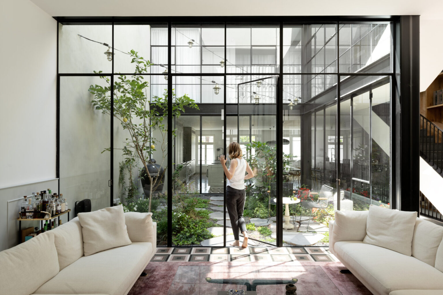 Patio moderno: 3 soluzioni per uno spazio indoor e outdoor in stretta connessione
