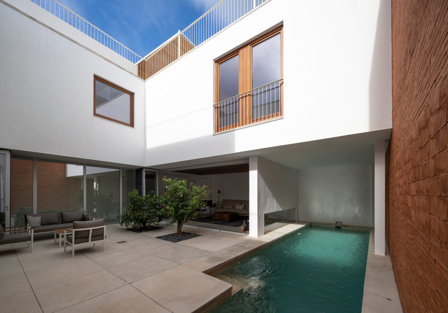 Patio moderno: 3 soluzioni per uno spazio indoor e outdoor in stretta connessione