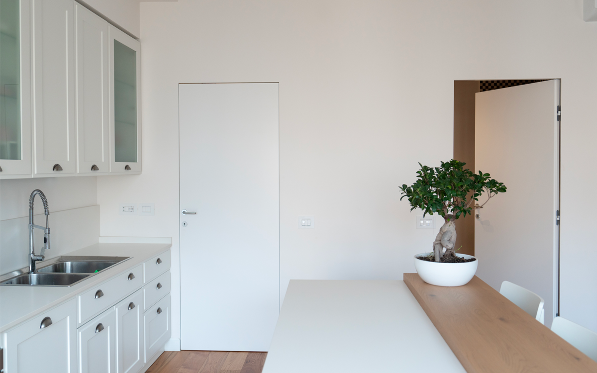 accessori per porte filomuro Ermetika – le cerniere invisibili che possono reggere sino a 80 chili.