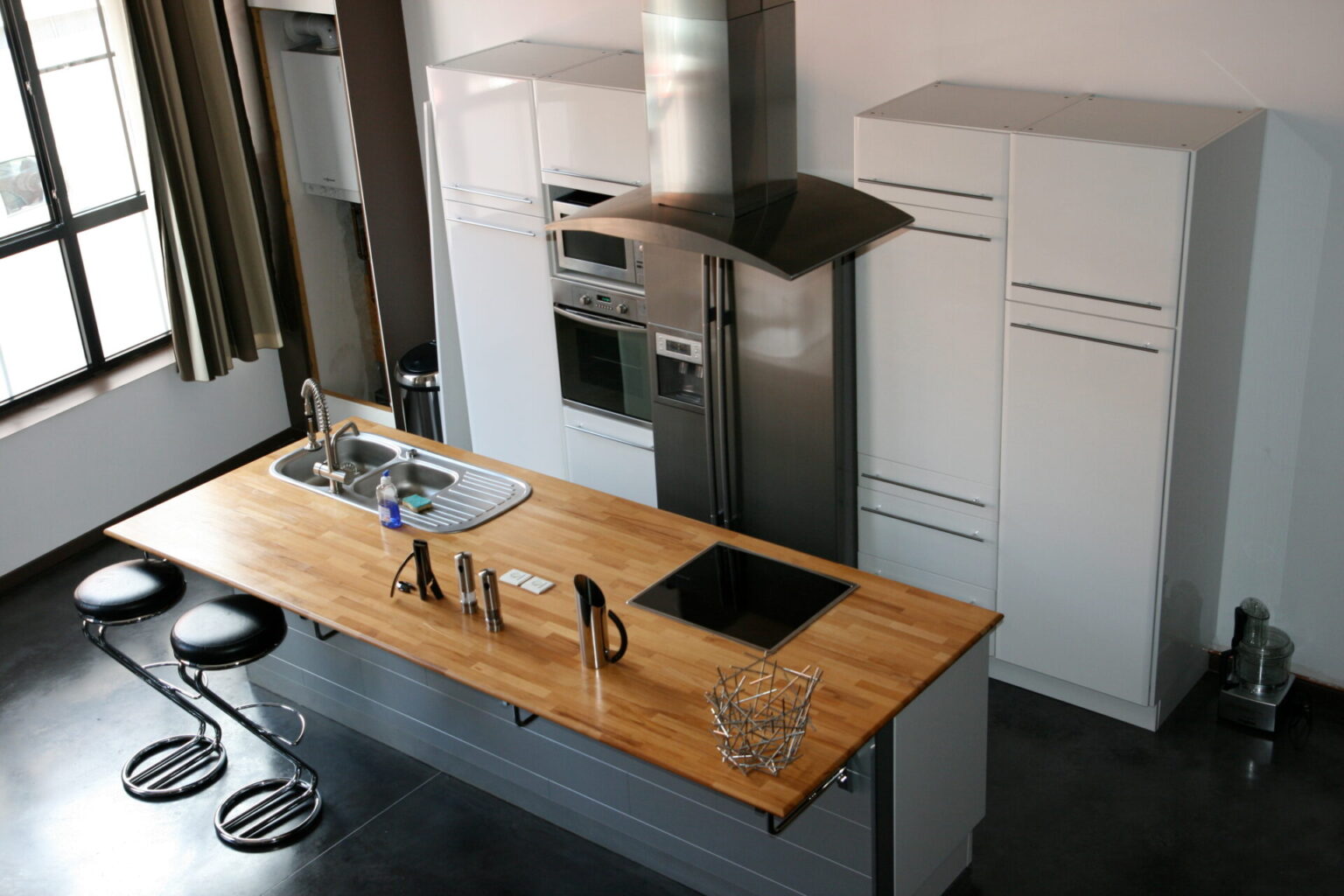 Cucina con elettrodomestici tecnologici ed efficienti