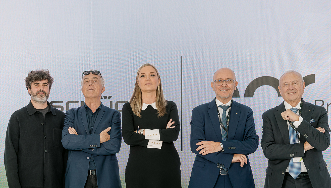 Da sinistra: l’arch. Giorgio Donà e l’arch. Stefano Boeri di Stefano Boeri Interiors, la dott.ssa Elena Zagatti Dir. Marketing e Comunicazione Schüco PWS Italia, Paolo Mattozzi e Renato Chiaramonte Amministratori Delegati di Schüco PWS Italia.