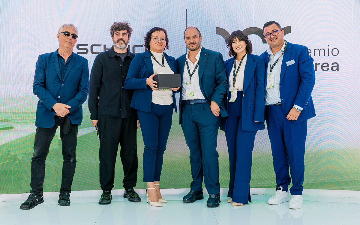 Da sinistra: l’architetto Stefano Boeri, l’architetto Giorgio Donà di Stefano Boeri Interiors, l’architetto Maria Carmela Perri — vincitrice del Premio Aurea —, Gianluca Laitano, Tania Laitano e Domenico Laitano di Metal Pollino, Partner PVC Schüco, durante la cerimonia di premiazione.