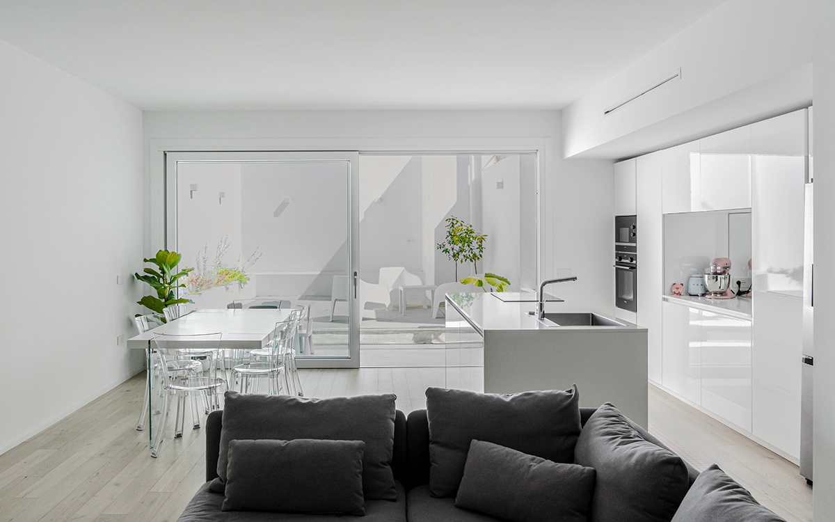 Interno di Casa D&P, progetto dell’architetto Omar Simonini (Careddu Simonini Architetti), secondo classificato al Premio Aurea. L’ambiente mostra spazi luminosi e lineari.