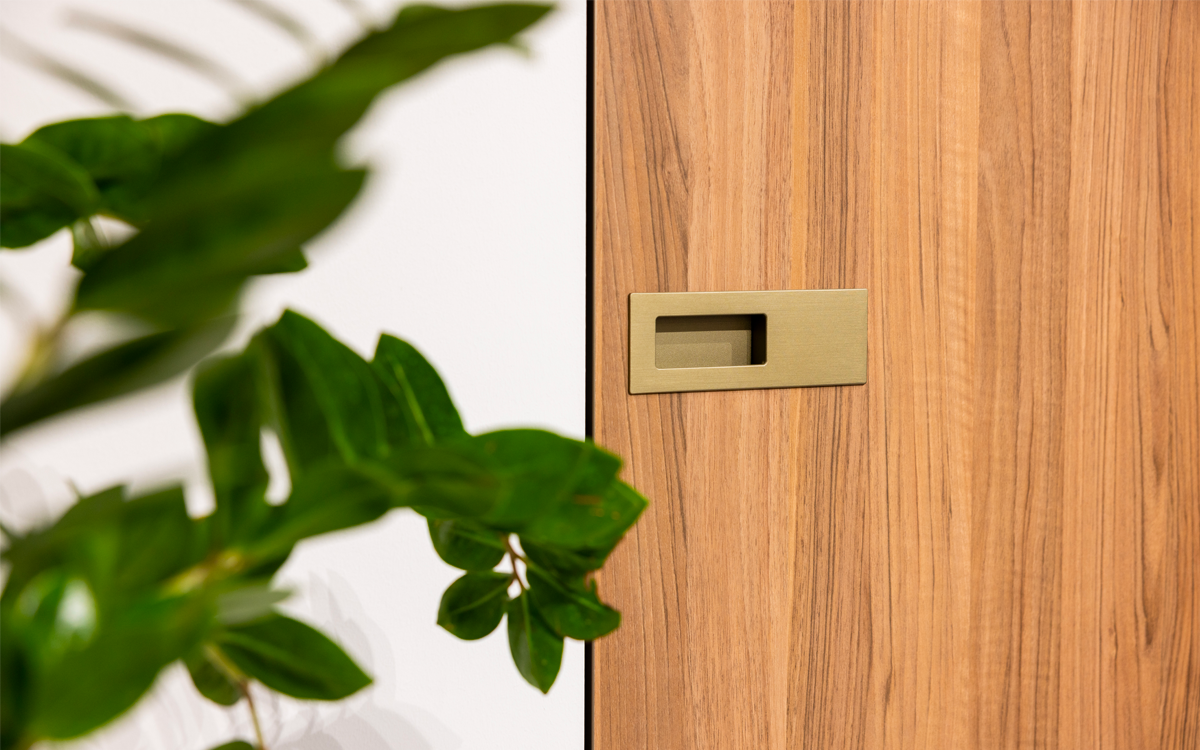 Porte filomuro effetto legno: la finitura Noce della collezione Echo di Ermetika.
