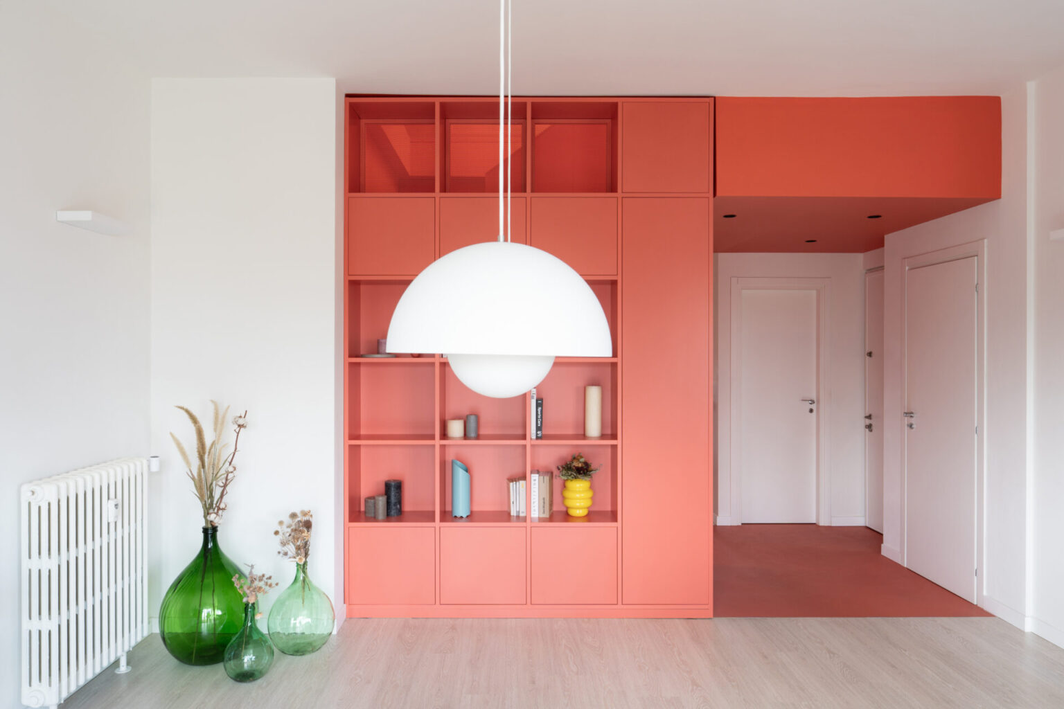 Blocchi multifunzione: "3 idee per volumi colorati che integrano bagni, cucine e scale"