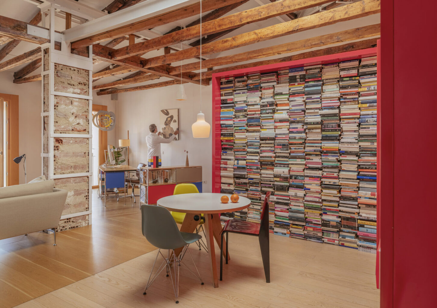 Blocchi multifunzione: "3 idee per volumi colorati che integrano bagni, cucine e scale"