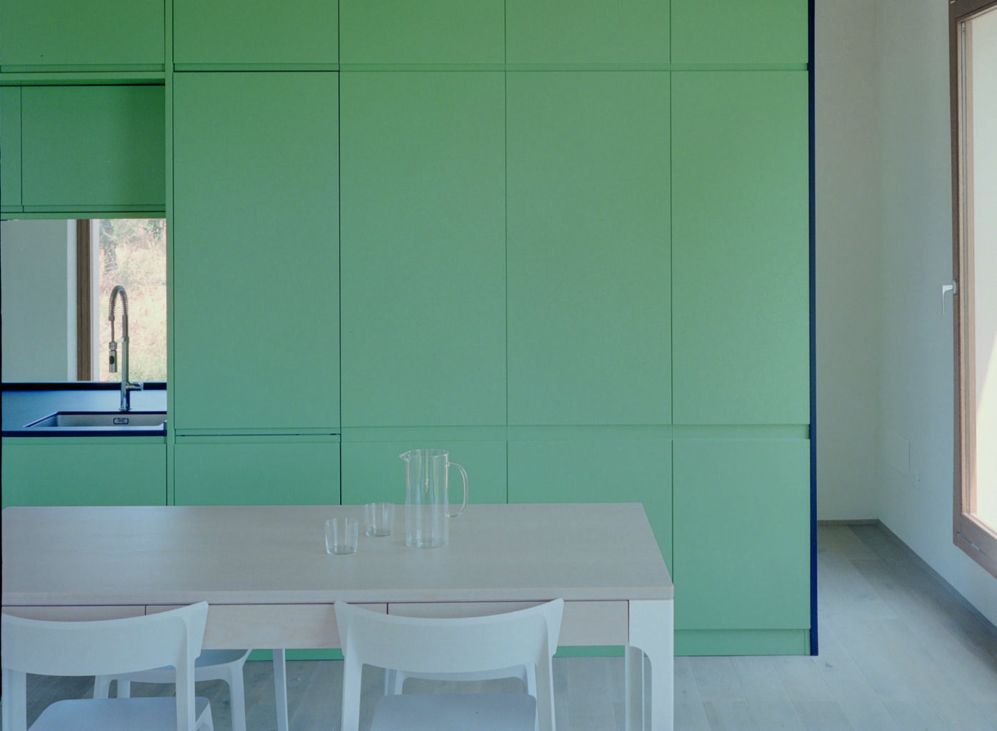 Blocchi multifunzione: "3 idee per volumi colorati che integrano bagni, cucine e scale"