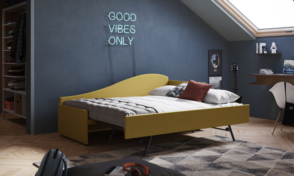 Divano letto trasformabile moderno per camera mansardata, design salvaspazio con struttura imbottita gialla