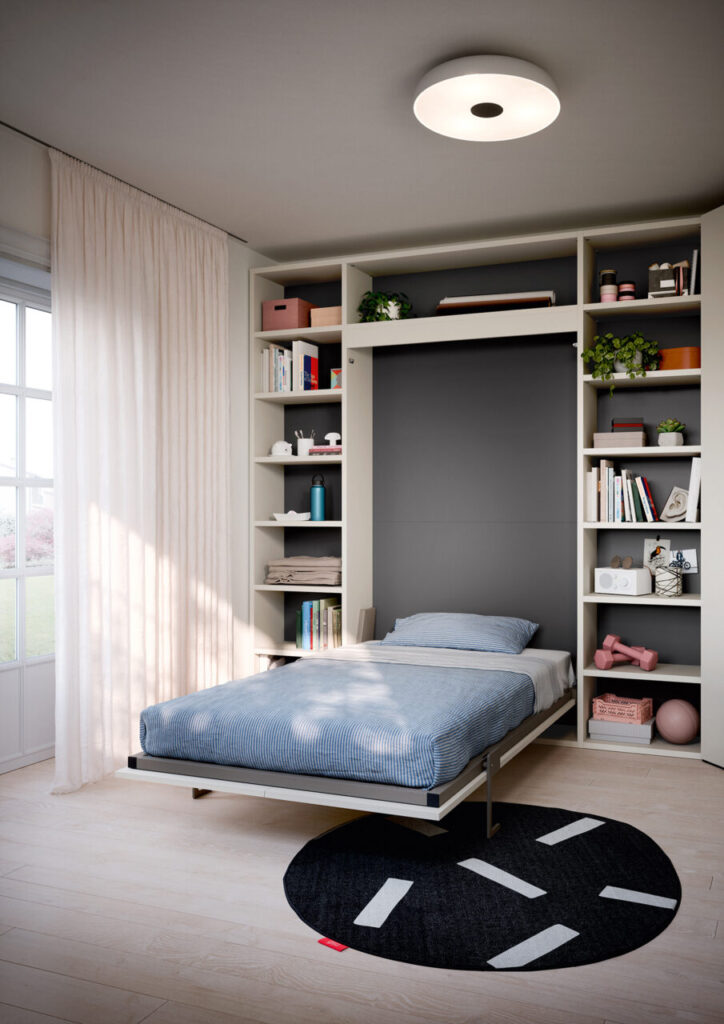 “Letto a scomparsa con libreria integrata, soluzione di mobili trasformabili per camera moderna salvaspazio, design minimal con scaffali e luce naturale”