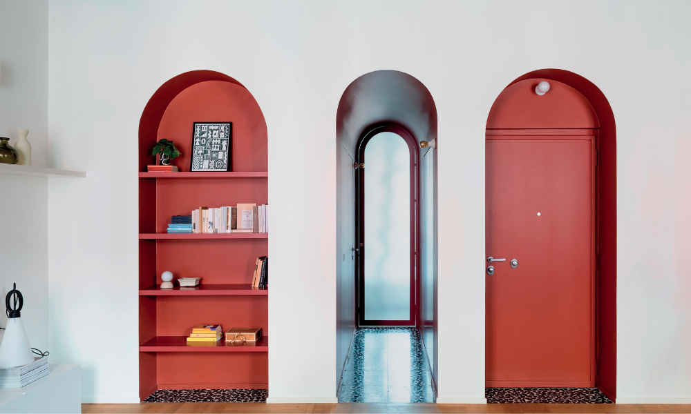 Appartamento con aperture ad arco e colori a contrasto