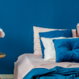 La scelta delle giuste pitture per interni è molto importante anche per il benessere abitativo: l'uso del blu in camera da letto, per esempio, contribuisce a creare ambienti rilassanti.